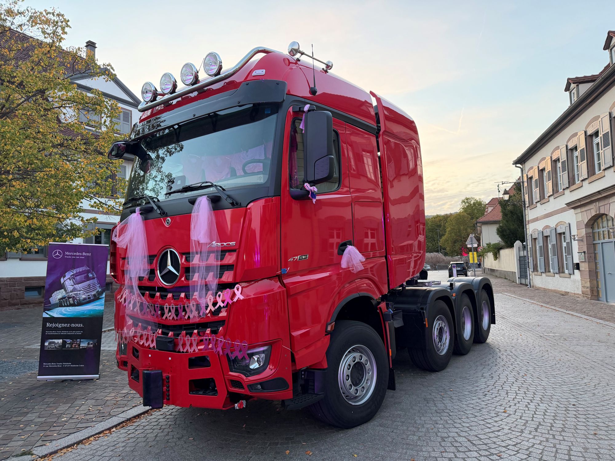 Un camion Mercedes-Benz Trucks Molsheim exposé à la Molshémienne Un camion décoré aux couleurs de la Molshémienne exposé pour la manifestation